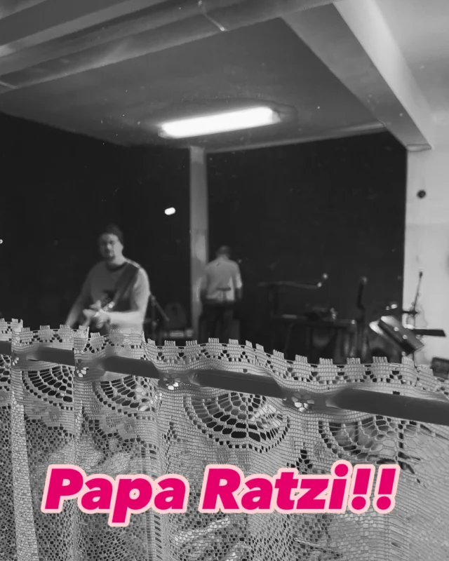 Ein Paparatzi im Garten??? Wir legen letzte Hand an für unser Konzert am kommen Samstag im Central Café! See you soon…