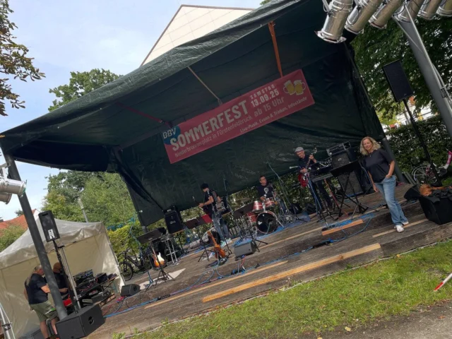 Soundcheck läuft guuuut… Bier ist kalt. Fehlt eigentlich nur noch IHR!!!! ☀️🍻🥳