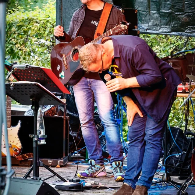DANKESCHÖN 🙏 an alle für den wunderbaren Abend auf dem BBV-Sommerfest! Wos soi ma sogn: es woa einfach nur LEIWAND! Unser spezieller Dank an das Orga-Team der BBV (so sympathisch und fleißig!), den Mani Burian für den musikalischen Rahmen (Vollblut-Kultur-Brucker!), den Uli und den Davor für die technische Umsetzung (it‘s immer wieder magic, dass es funktioniert!), Holger für die tollen Bilder (hast ein feines Auge für den Moment!) und natürlich an EUCH Ihr Lieben 🥰 - wo bekommt man noch so ein Publikum?? 🥳☀️💪🏼👍🏼 Einen schönen Sonntag auf der Couch und hoffentlich bis bald! Servus Baba Eure FAVORITEN! 🎸🔥. #bbvfürstenfeldbruck #wolfgangambros #fritzhobbyfotografie